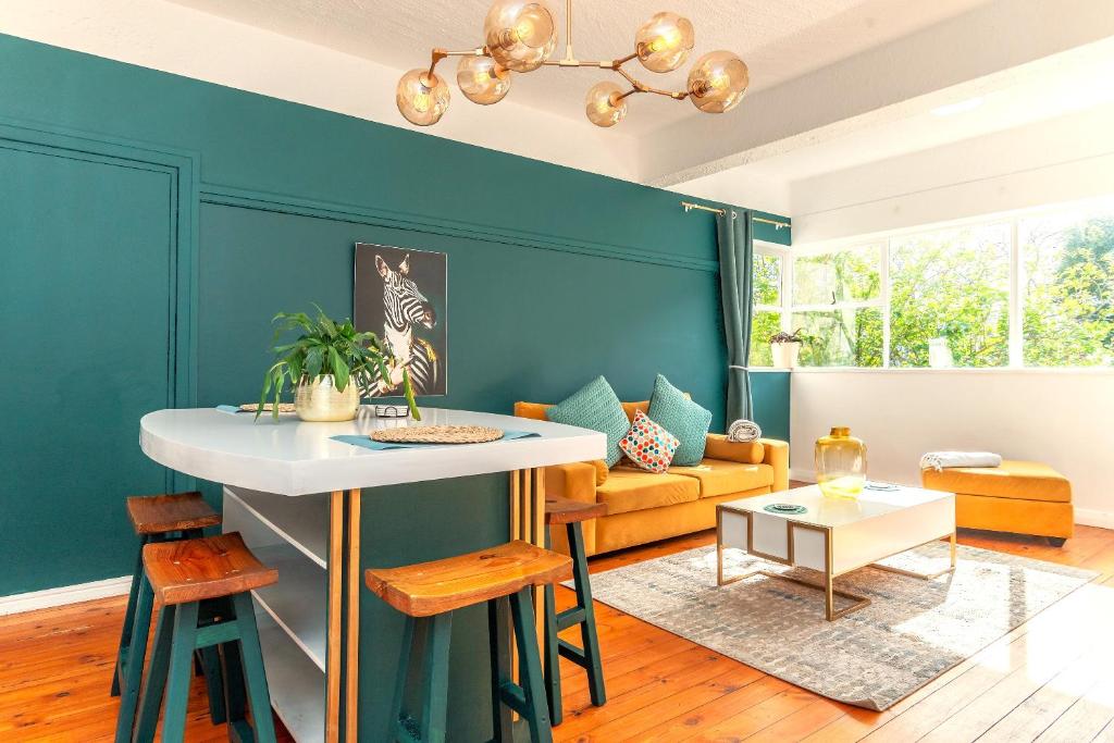 Secure and Modern 2Bed Apartment in Cape Towns Charming Rondebosch, Kapské Město