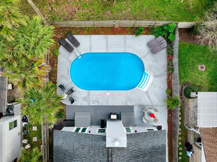 Seaside Escape w Pool 5 Min Walk to Beach, Jacksonville Beach