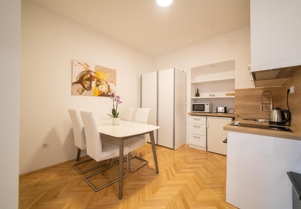 Four Seasons Apartments