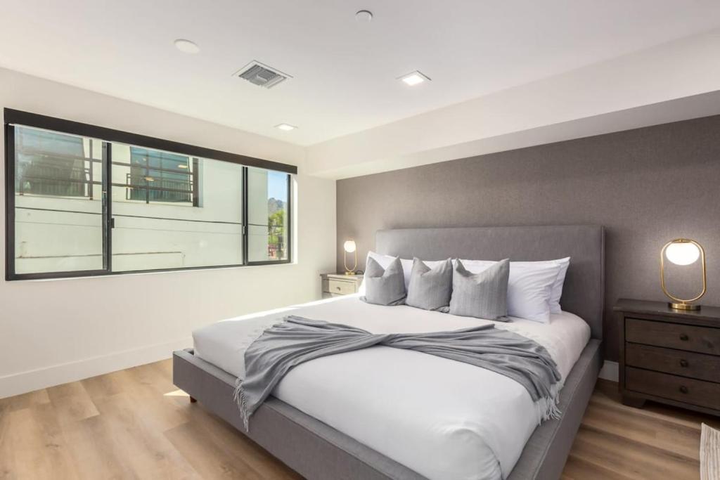 The Lux at Craftsman Suite 4 - Walkable to All of Old Town, Scottsdale