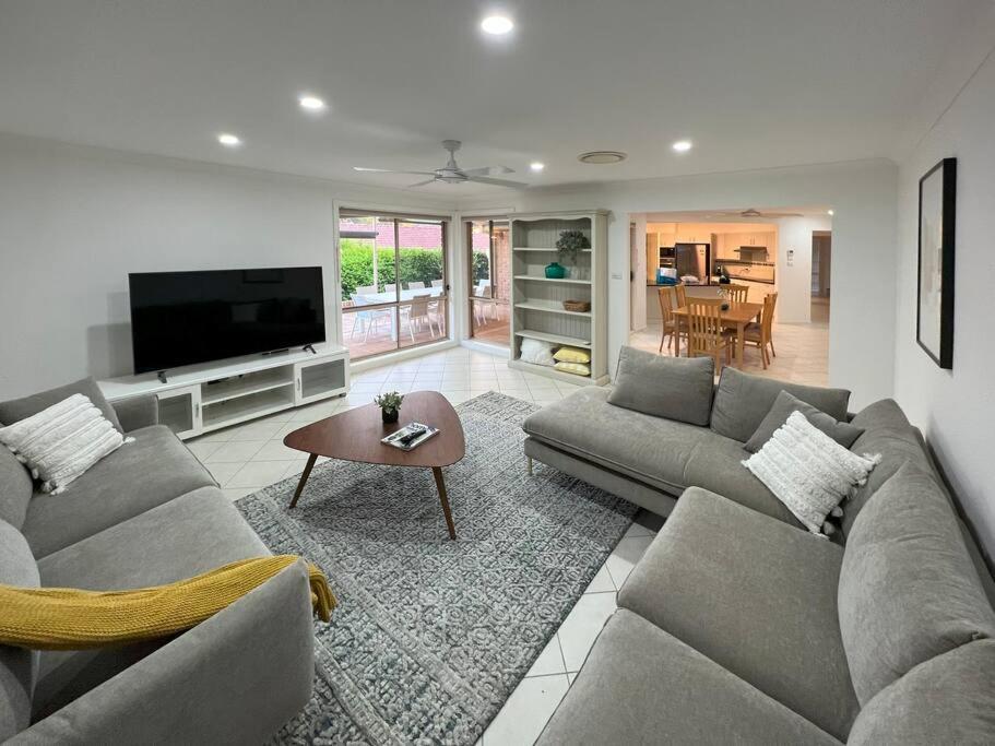 Home, but closer to the beach, Sunshine Bay