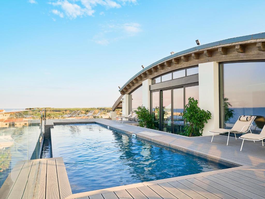 Palace Lido Hotel Suites スイミングプール