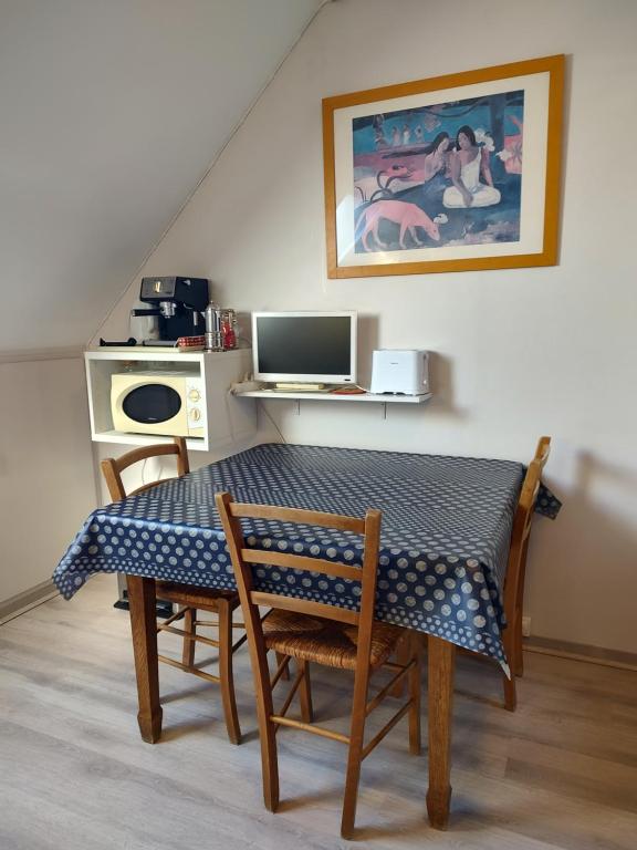 Studio au 2e étage de notre maison de ville - 2