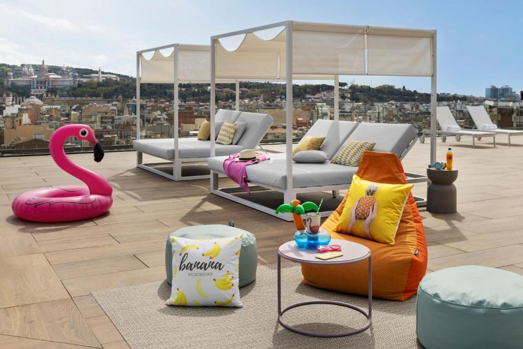 モクシー バルセロナ (Moxy Barcelona) スイミングプール