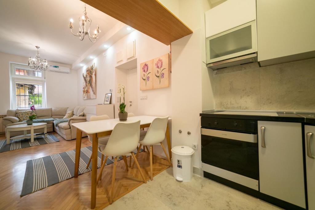 Four Seasons Apartments