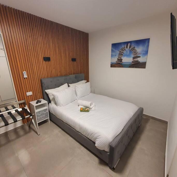 Ryo 19 דירה במלון בוטיק 2 דקות מטיילת בת ים, Bat Jam