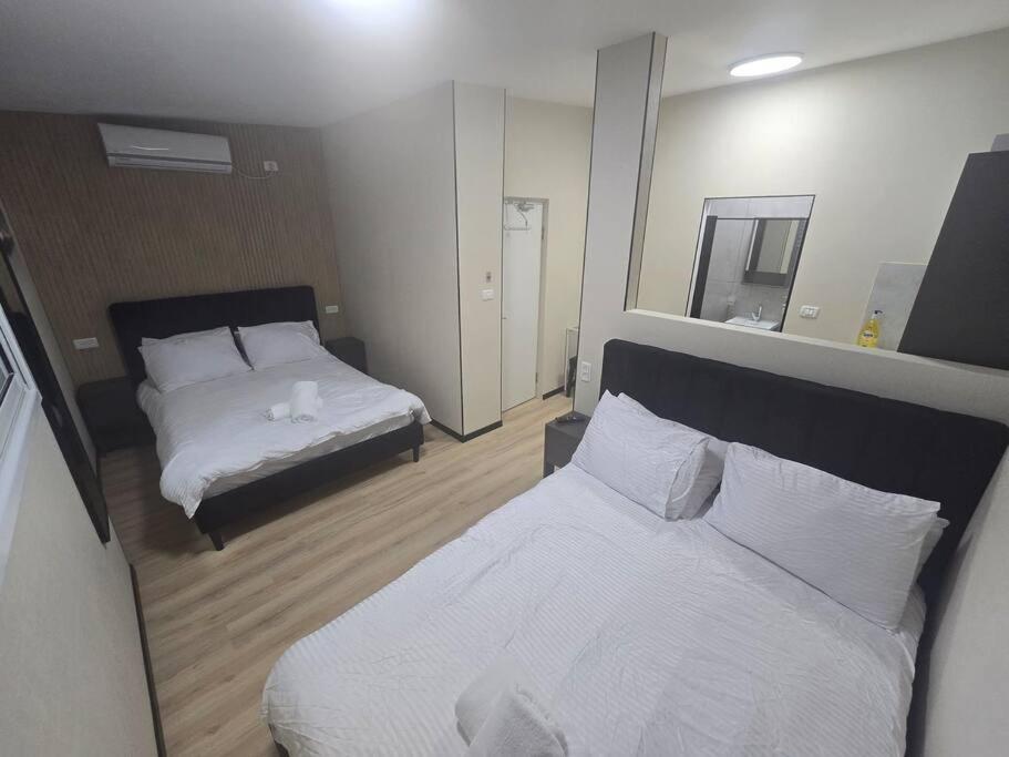 Ryo 24 דירה במלון בוטיק 2 דקות מטיילת בת ים, Bat Yam