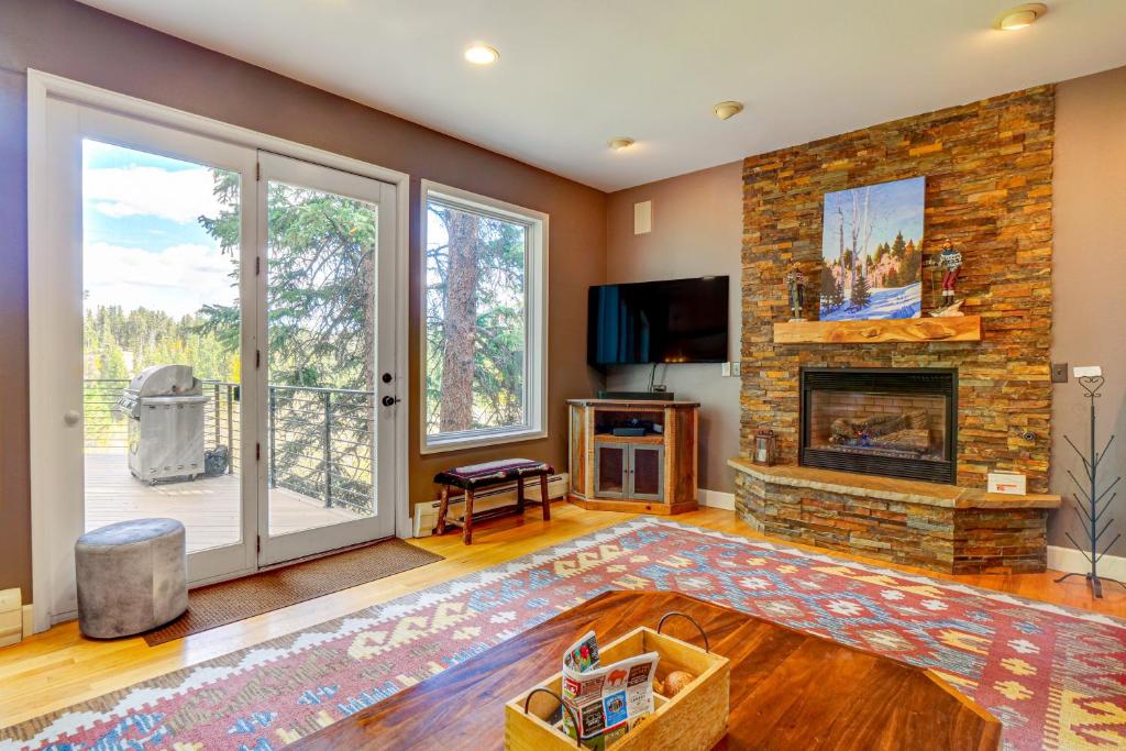 Mtn-View Breck Home with Hot Tub about 1 Mi to Ski Lift!, Breckenridge