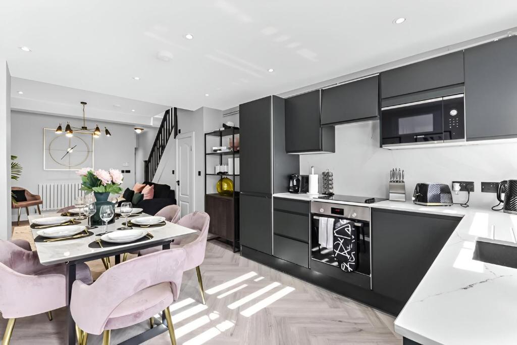 The Ultimate Hangout 4BR Modern House with Garden, Enfield Lock