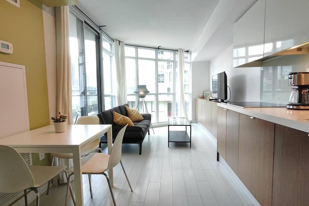 Condo-Walking Distance to CN Tower, Rogers Centre, Scotiabank Arena, Toronto