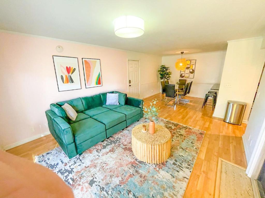 Stylish 2BR with Balcony and Optional Parking Near Vanderbilt & Broadway, Nashville