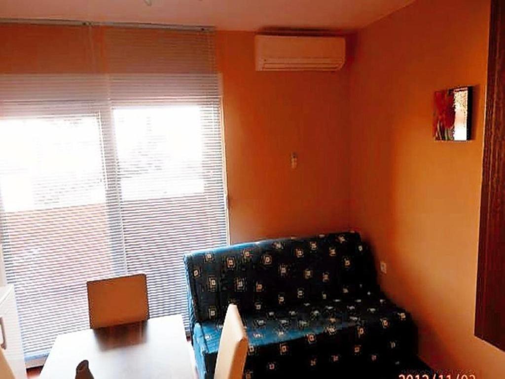 Apartment with balcony and 1 room, Jelsa