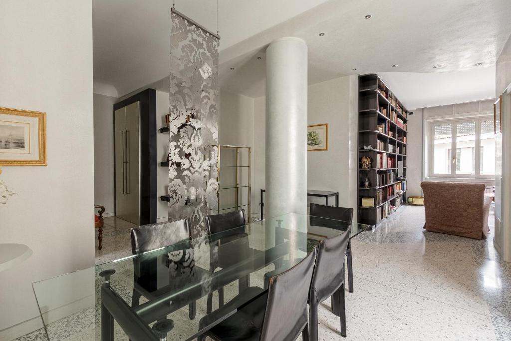 HomyCare Stylish apartment with jacuzzi & balcony steps from Duomo - 4