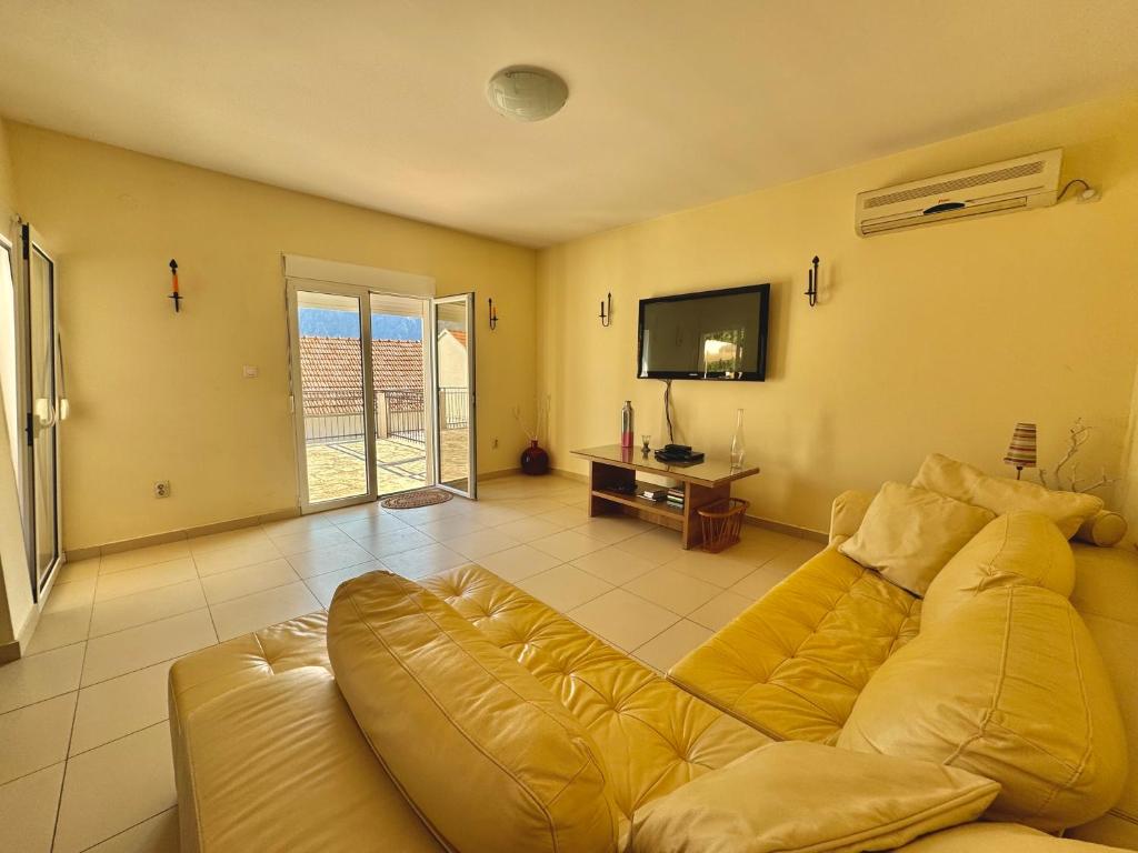 Prcanj sunny port apartments with shared pool - 5
