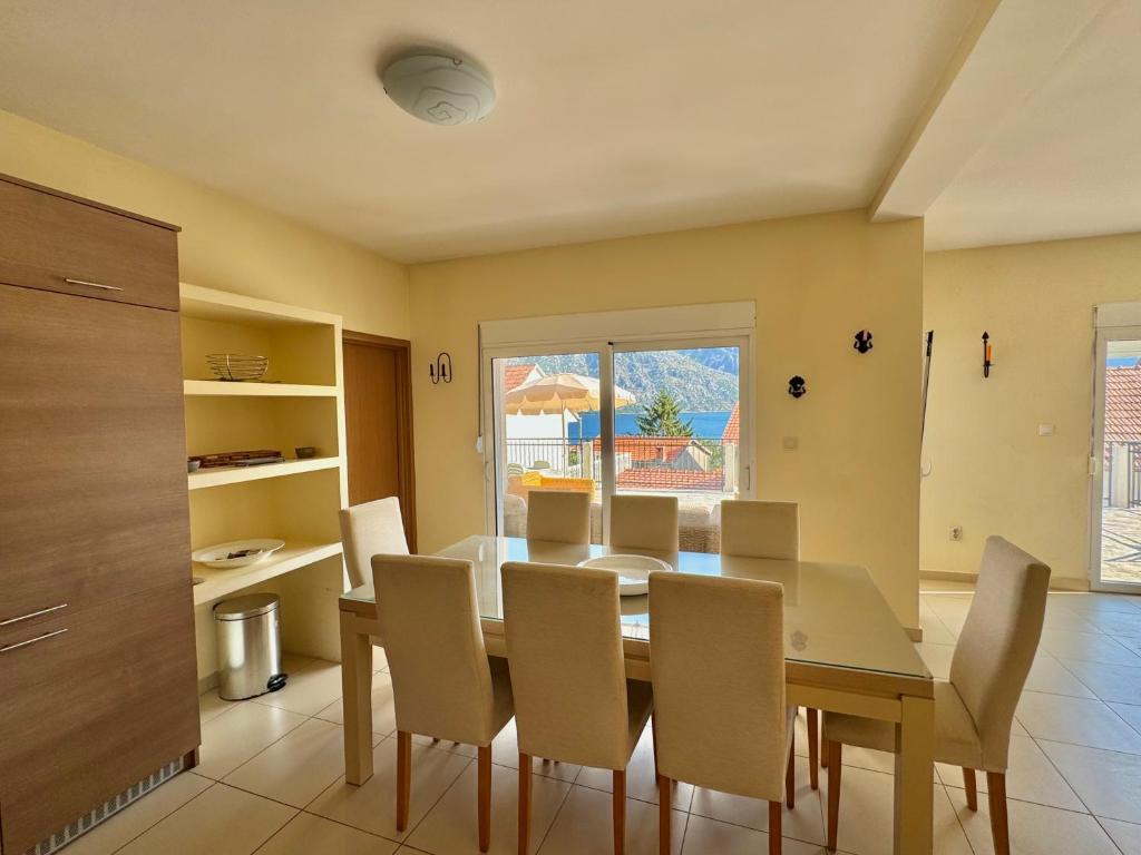 Prcanj sunny port apartments with shared pool - 4