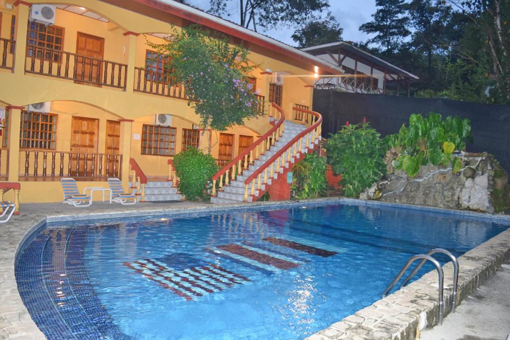 Hotel Tres Banderas — Hotel in Quepos