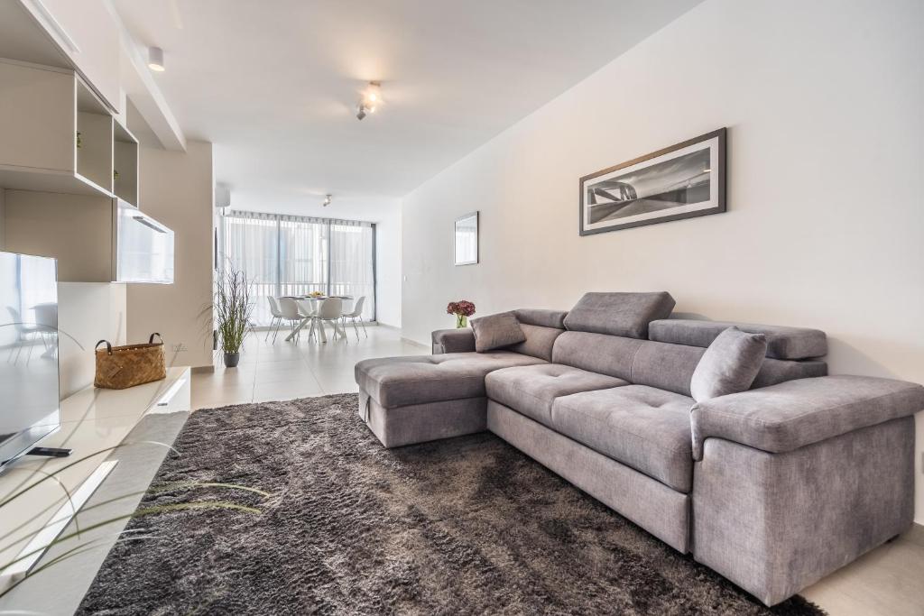 Restful Retreat Modern apartment & large spaces, Msida