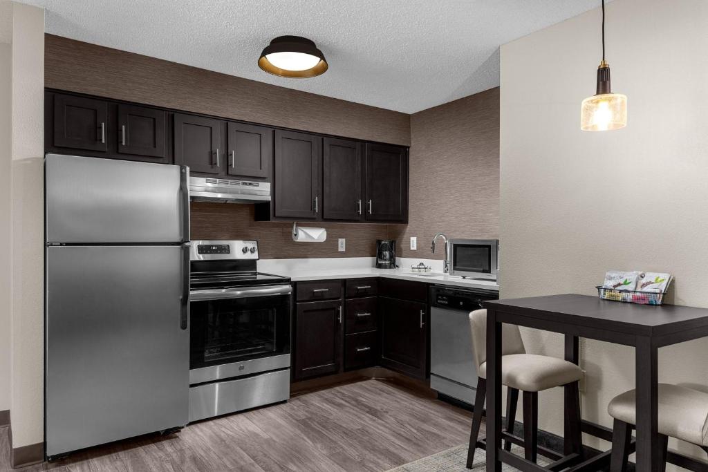 Kitchen, Residence Inn by Marriott Atlanta Norcross/Peachtree Corners in Atlanta (GA)