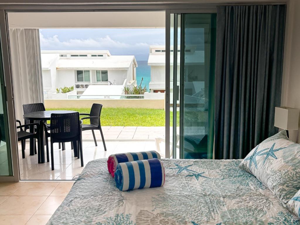 Brisas Shores 07 Beachfront Condo, Ocean view Pool and garden area, Zona Hotelera Cancun - 4
