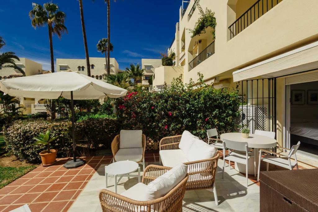 Cozy apartment with terrace and access to the beach, in Elviria, Marbella East - 3