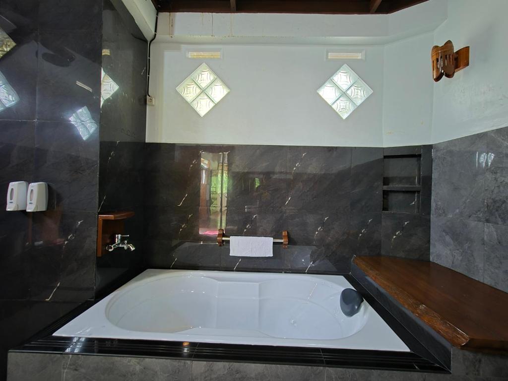 Sam's Bungalows And Treks