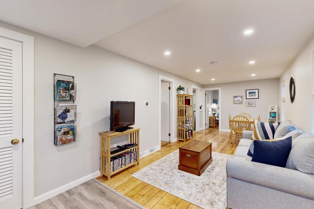 Seabreeze Escape, Barnstable