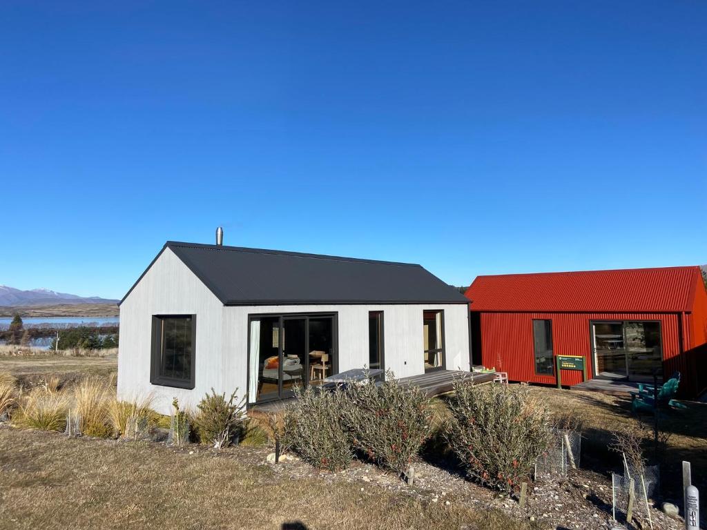 Backcountry hut with a modern twist, Ohau