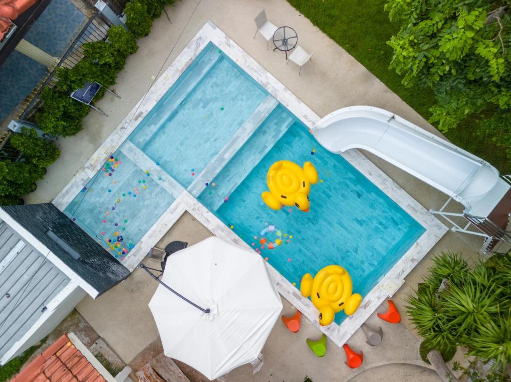 Swimming pool