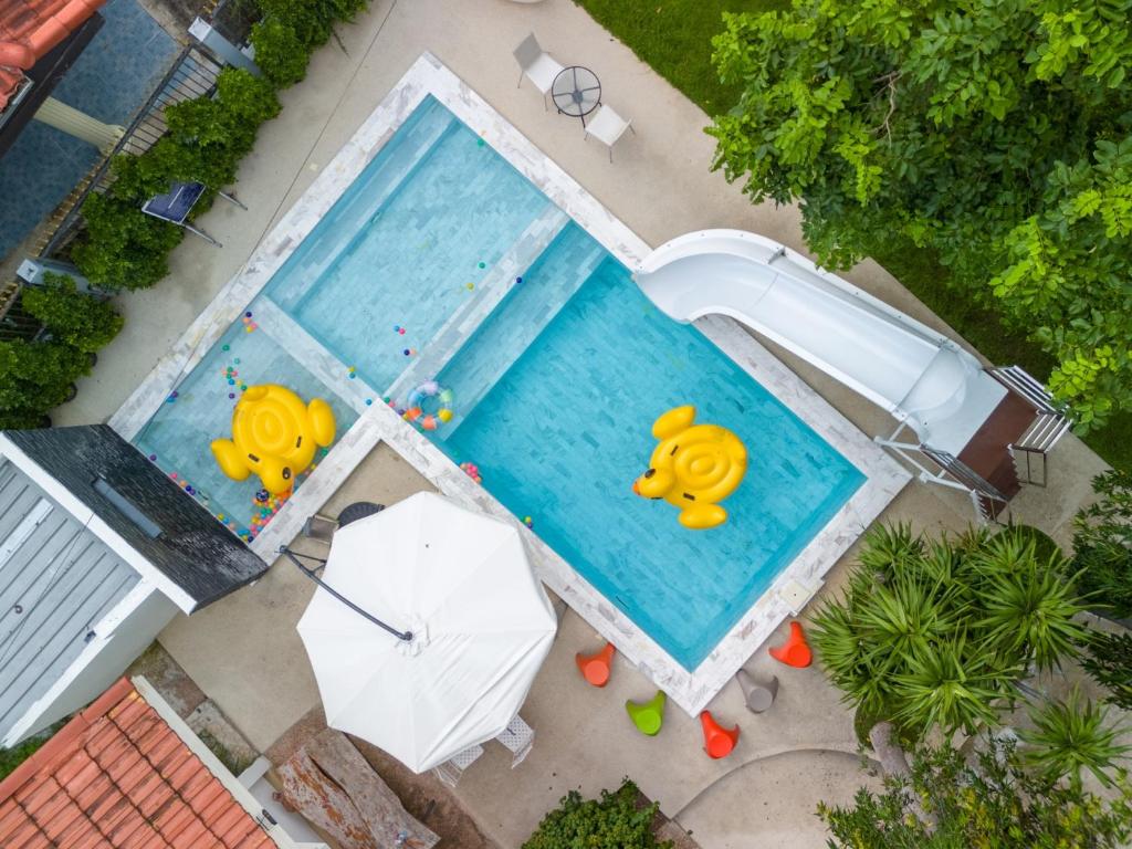 Swimming pool