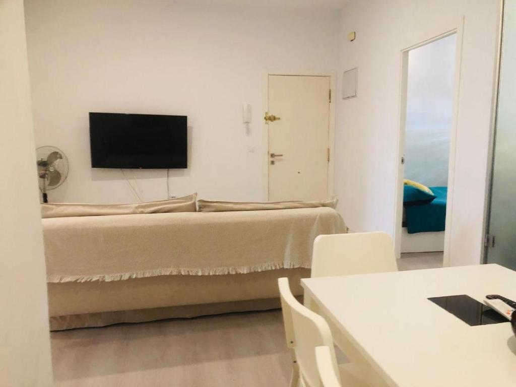 10' walk to Bernabeu max 8P, 3Bedr, 1sofa, 2bath - 4