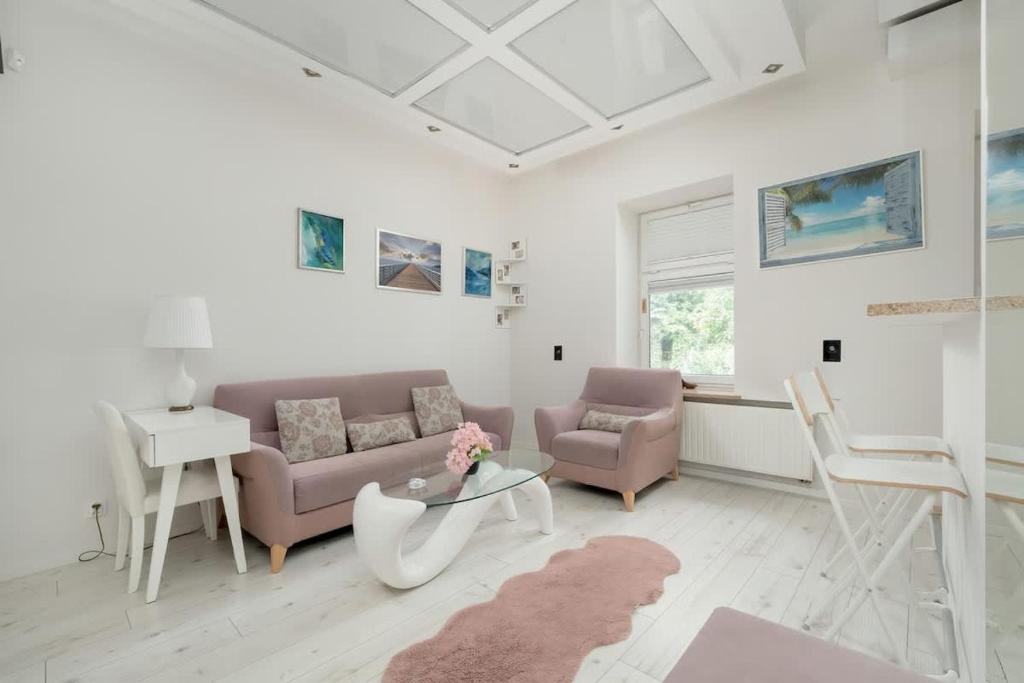 Cosy Apartment in Łódź with Parking Niciarniana by Noclegi Renters, Lodž