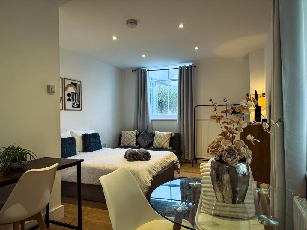 Beautifully Central & Superior Apartment Book Now, Kent