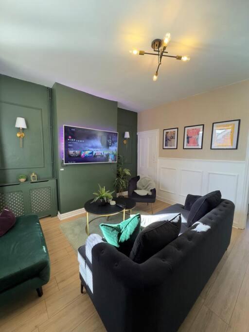 RNM - Business Contractors Ready! 3 Bedrooms, Efficient Savings! Entire House,Smart Tv, 2 Lounges, Dining Area, Private Gated Parking, Easy Access, Close to M5, Train Station, Bus Routes, Kitchen and Washroom plus amenities included!, Quinton