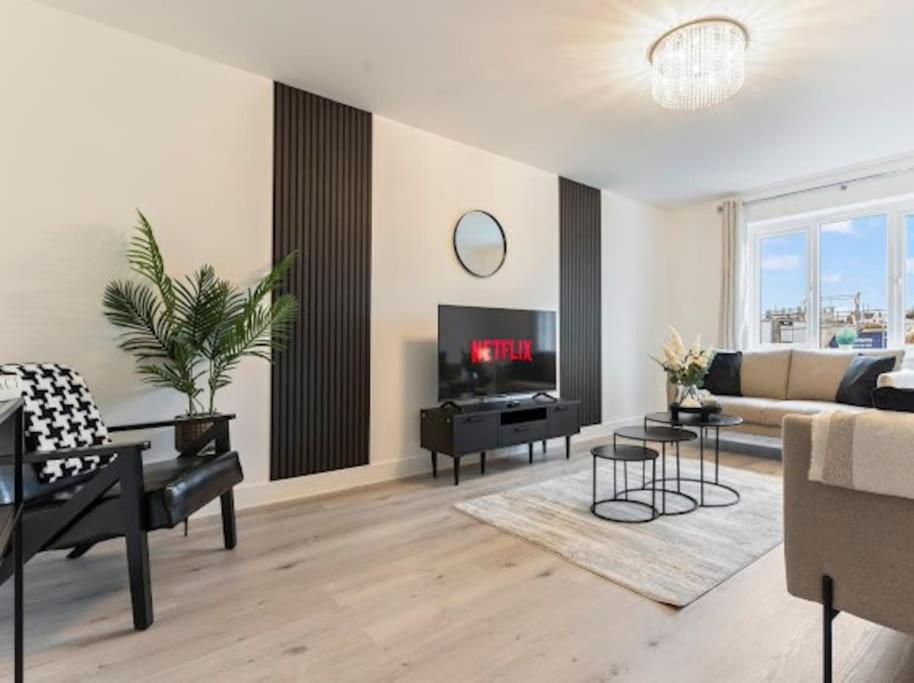 Contractors Relocations Parking WIFI Smart TV, Churchdown