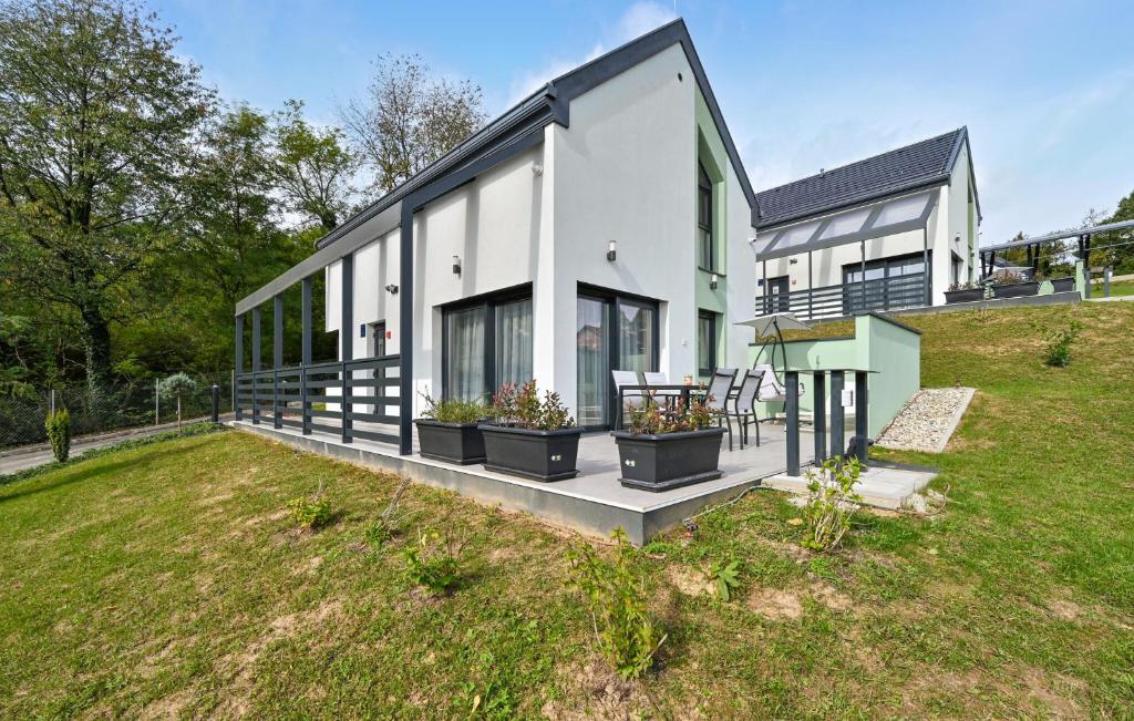 Lovely Home In Margecan With Wifi, Gačice