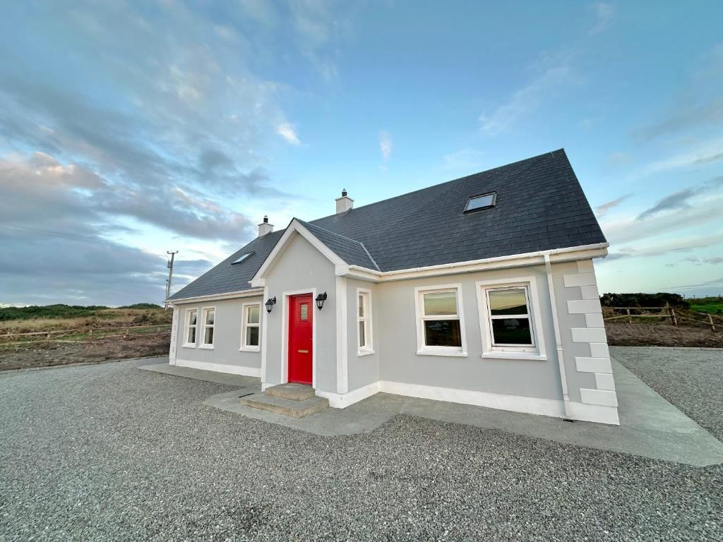 Relax in Spacious Style with Stunning Views- Drim Cottage, Malin Head