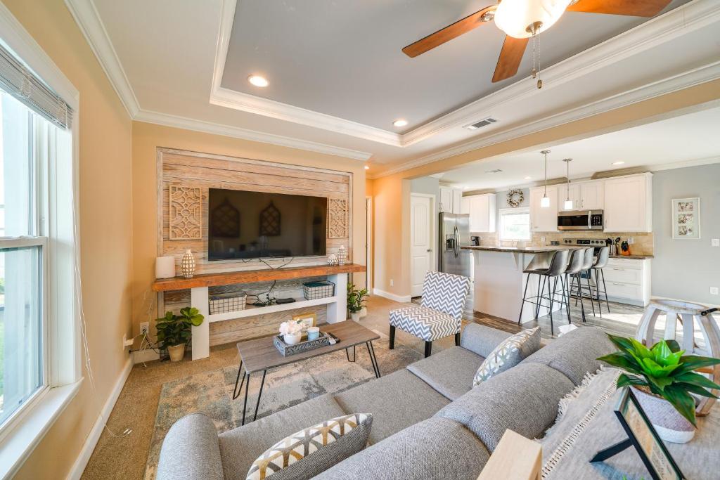 Legacy Ranch Home with Lake Access and Grill, Yancey