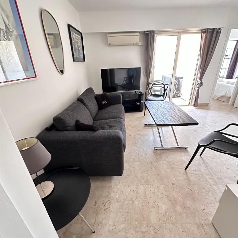 2P Between Croisette Beaches and Antibes Street, Cannes