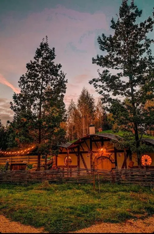 Hobbit house, Hotel in Tīnūži