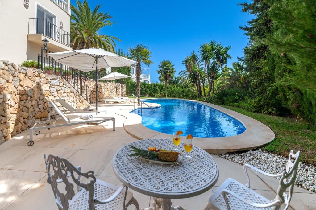4 BDRM Andalusian Villa w Cinema & Sea Views - 4