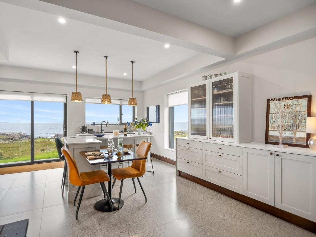 Wave Watcher, Roundstone