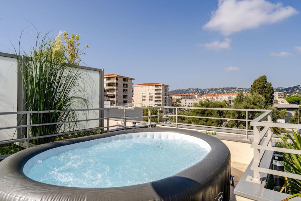Newly Built Apartment with Pool, Walk to the Beach, Antibes