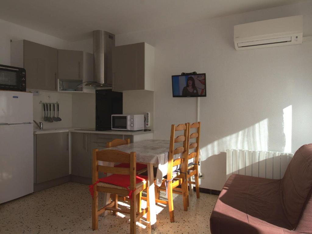 Appartement T1 avec balcon, climatisation et parking près du Parc Charles de Gaulle à Balaruc-les-Bains - FR-1-553-101 - 1