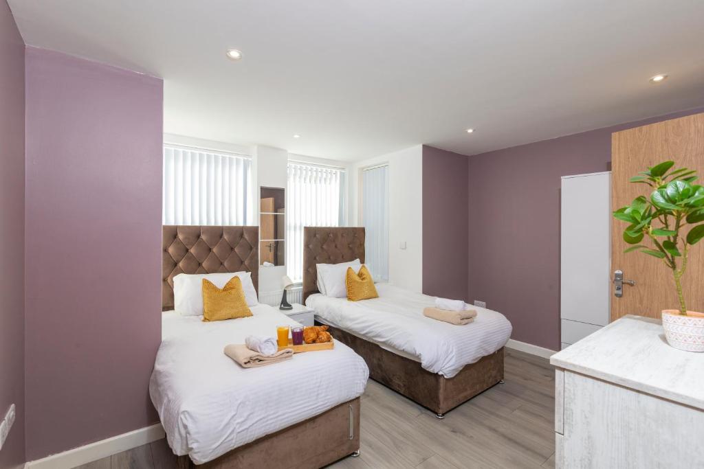 The Phantom Apartment ideal for JR Churchill Manor Nuffield Hospitals Oxford B University 2023 built sleeps 5 people comfortably very modern 2 rooms 3 bathrooms 1 minute walk to John Radcliffe Hospital, Oxford