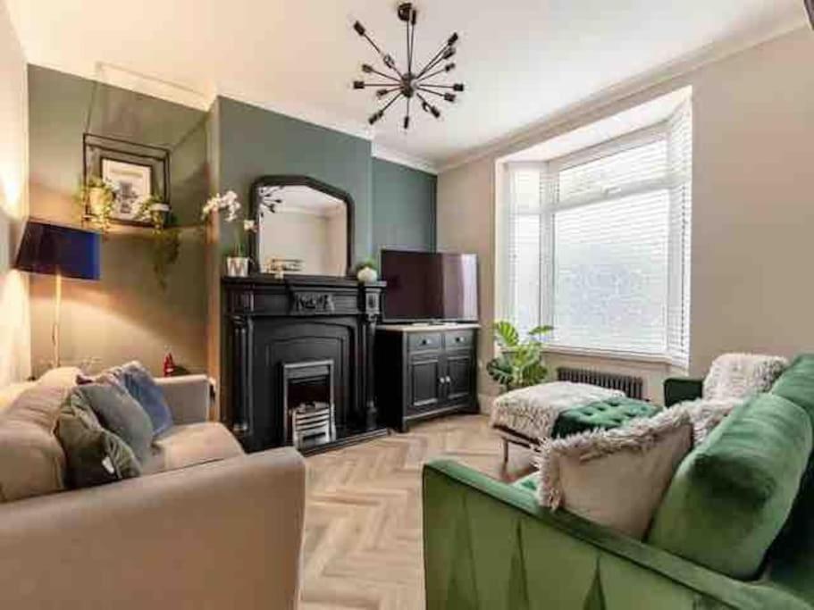 Chapter One - Ashbourne, Mapleton