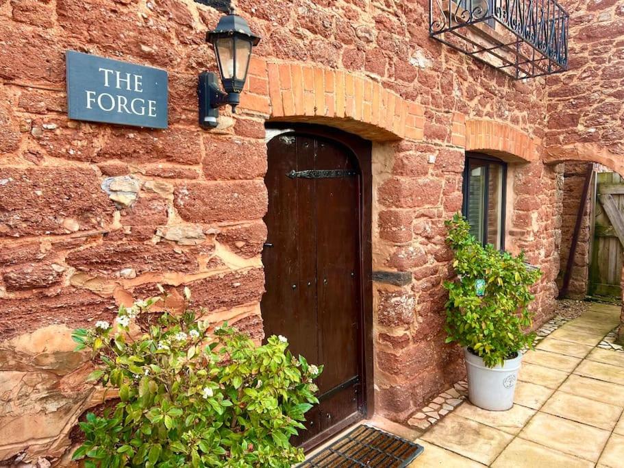 Countryside converted barn with hot tub and one parking space, Newton Abbot