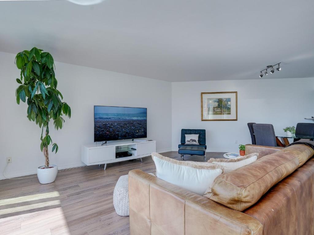 Coastal Charm - min 3-Day Stay Breathtaking Views with Work Desk by Victoria Prime!, Victoria