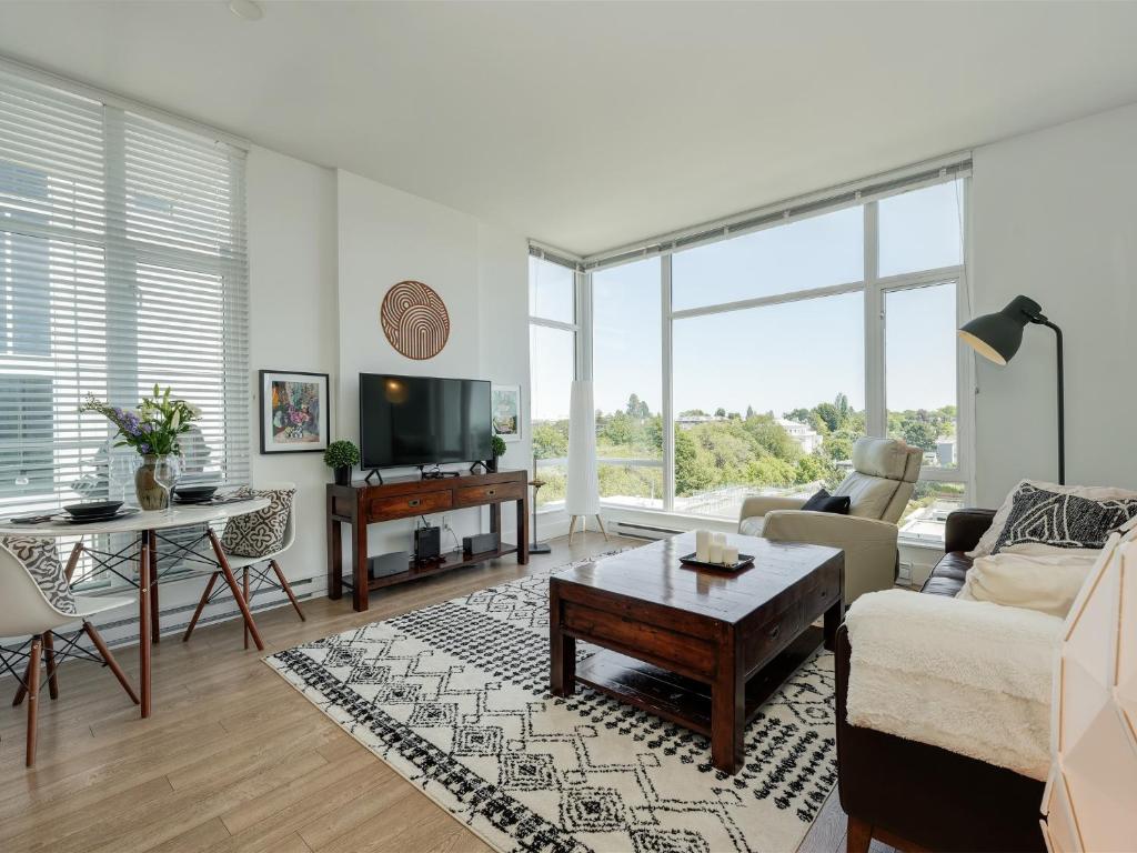 The Bohemian, min 30-Day Stay with Breathtaking Views and Home Office by Victoria Prime!, Victoria