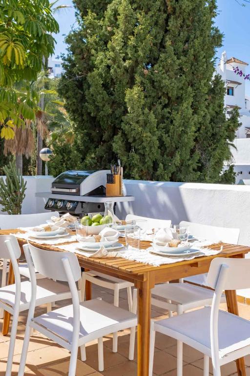 Ultimate Rentals - Charmant Appartement Met Groot Terras In Estepona, Estepona