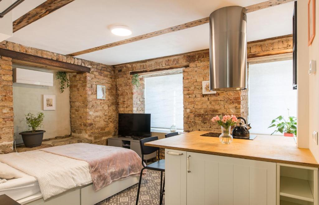 Quiet center studio with private parking, Riga